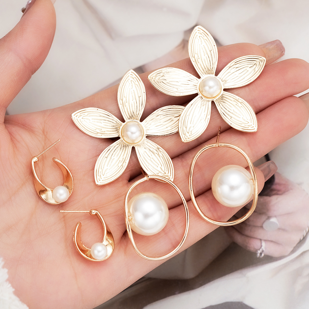 A set of 3-piece personalized and exaggerated flower-like pearl ear studs for cross-border trade from Europe and America, featuring fashionable and niche design and creative ear studs full figure