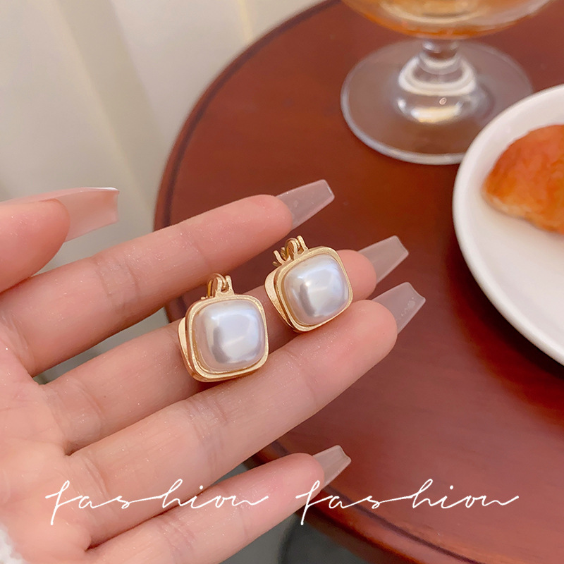 Pearl ear buckles exude a feminine charm. The simple white stud earrings feature a niche design, exuding a light luxury, individual, fashionable and high-end feel Application Scenario