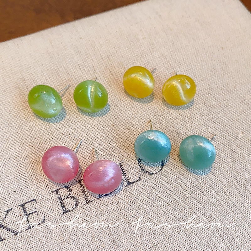 Dopamine round stud earrings are a niche design for women. Summer clear and versatile earrings. Sweet and cute, versatile and simple earrings Specification drawing