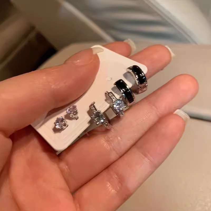 The minimalist, individualistic and cold style six-piece ear stud set features a niche design and a high-end, versatile earring style. The new 2024 earrings are a trend details Picture