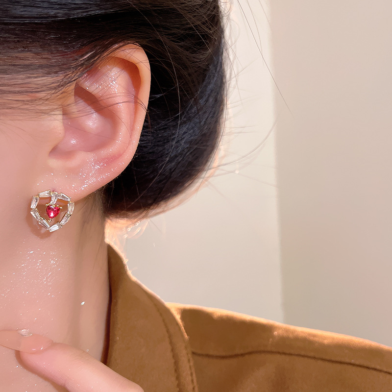 Sweet and cool, spicy girl pink stud earrings, niche, light luxury, heart-shaped earrings, exquisite and high-end earrings wholesale details Picture
