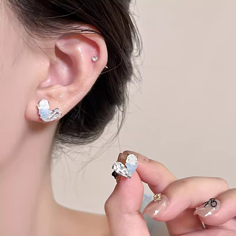 Ice-clear blue sparkling diamond heart-shaped stud earrings for women, simple and versatile, sweet earrings, light luxury, high-end and elegant earrings Specification drawing