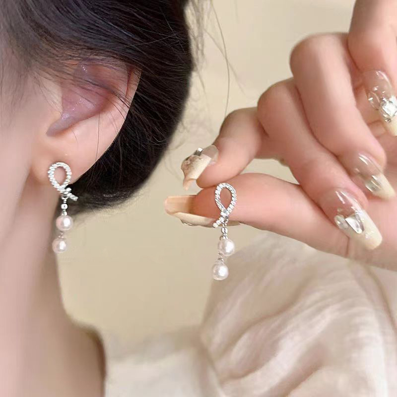 925 Silver Needle heart-shaped Pearl Earrings for women, with a unique and high-end feel, light luxury stud earrings, and a distinctive style, are trendy commuting earrings full figure