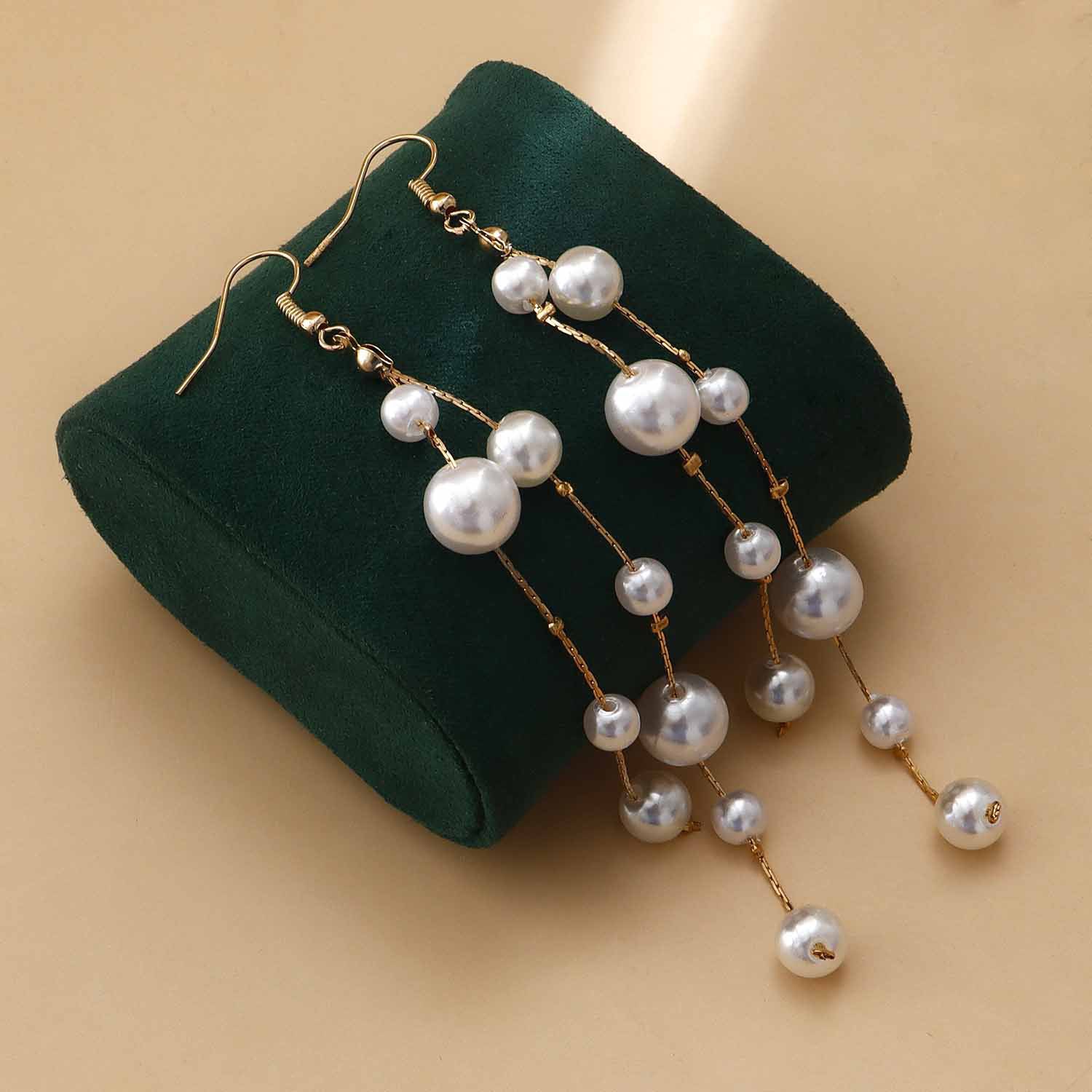European and American cross-border jewelry, ins tassel imitation pearl pendant earrings, earrings, women's handcrafted geometric metal elegant ear hangers Application Scenario