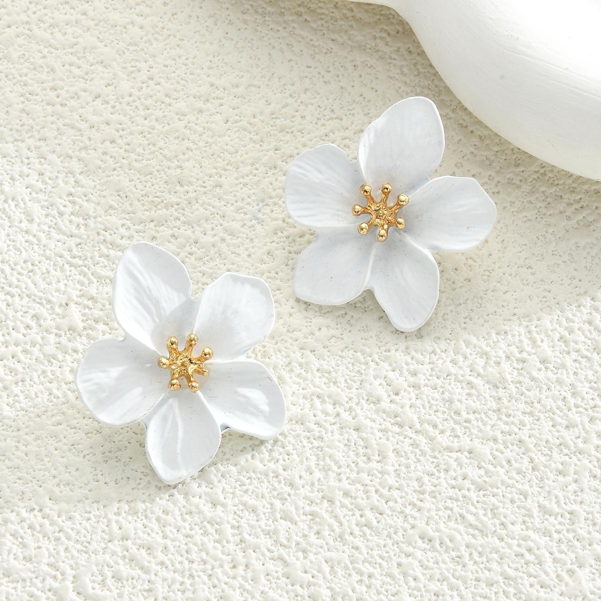 Cross-border fashion bestsellers: White flower stud earrings, European and American personalized and trendy double-layer flower stud earrings, simple and elegant Application Scenario