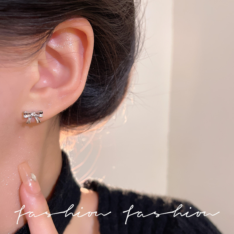 S925 Silver needle small bow stud earrings, a niche design with a simple and elegant style, versatile ear-nourishing earrings for a cold and elegant woman Application Scenario