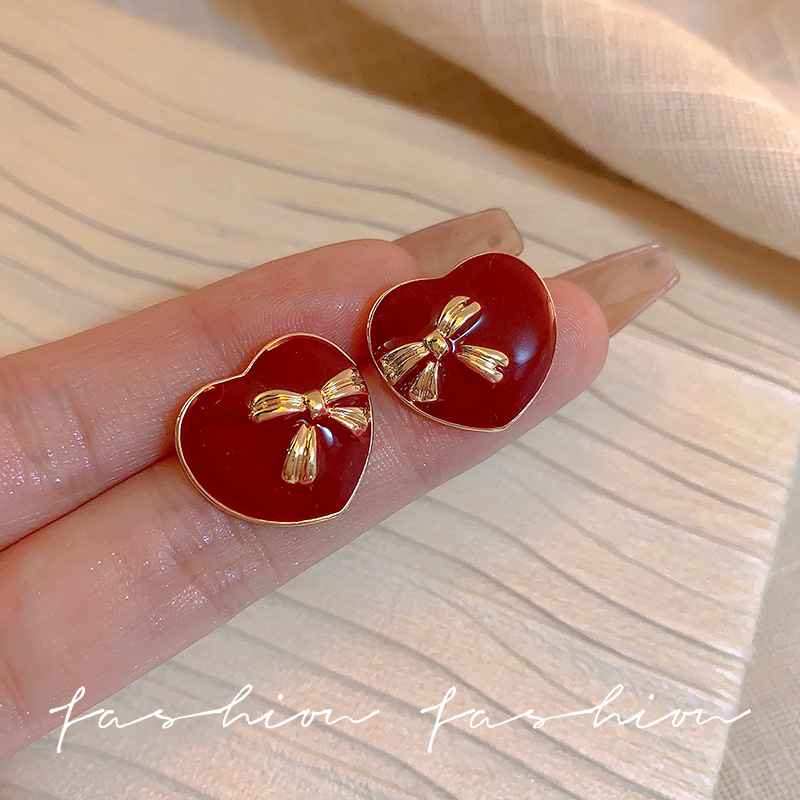 The Ankela red heart stud earrings feature a special design and a high-end feel. They are New Year's earrings with a retro Hong Kong style and a sweet Korean touch full figure
