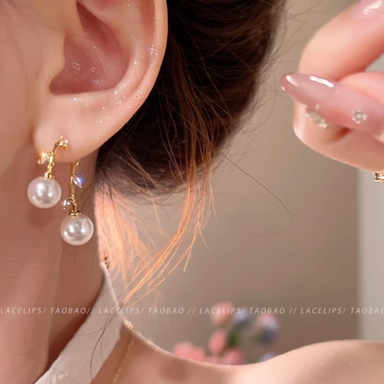 A pair of zircon leaf pearl stud earrings for women in 2025, featuring a light luxury and high-end look, is a niche design of earrings Specification drawing