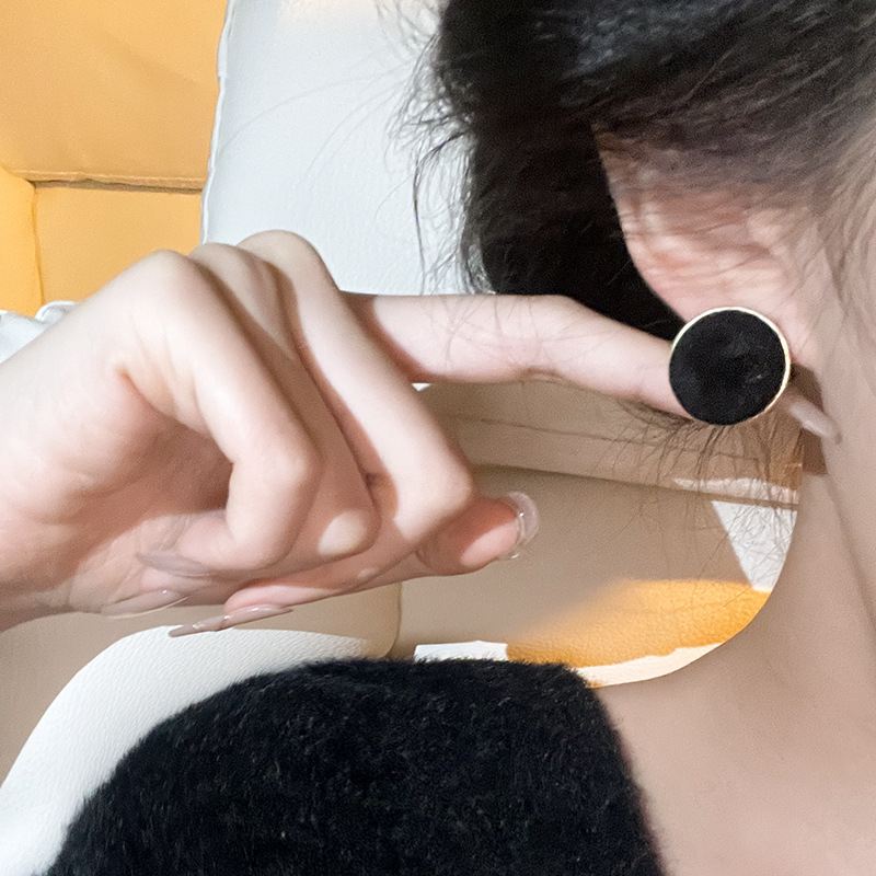 High-end round stud earrings, 2025 new style, trendy girls, simple and cold style, Korean temperament, retro Hong Kong style, Internet celebrity Application Scenario