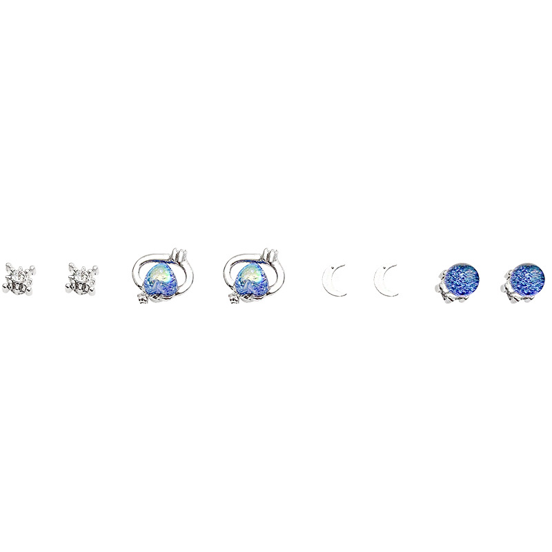 A small and exquisite set of heart-shaped stud earrings for female students' daily commuting. A niche design and a versatile ear accessory for ear care Item Picture