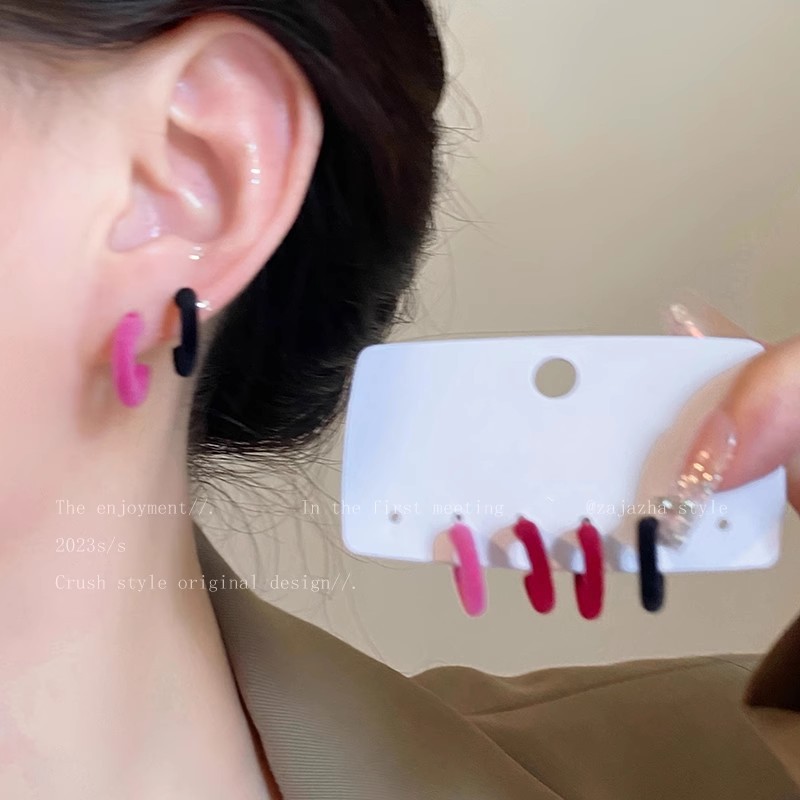 Retro plush C-shaped plain ring stud earrings for girls, simple and elegant, versatile earrings, small and popular earrings for autumn and winter Specification drawing