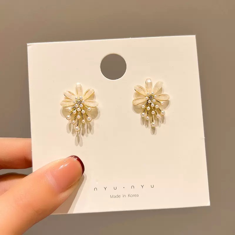 Fresh and delicate flower pearl stud earrings, fashionable Japanese and Korean style, trendy and stylish earrings, S925 silver needle small earrings Application Scenario