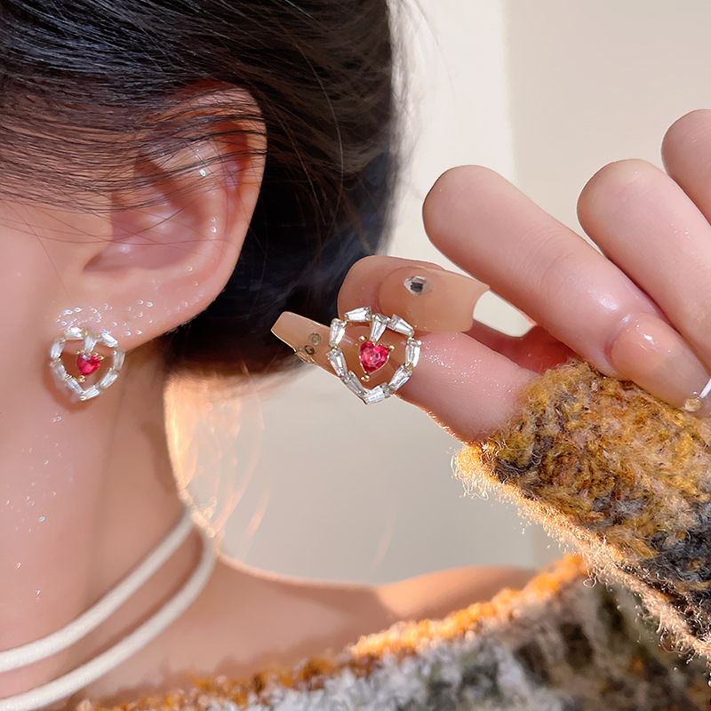 Sweet and cool, spicy girl pink stud earrings, niche, light luxury, heart-shaped earrings, exquisite and high-end earrings wholesale Application Scenario