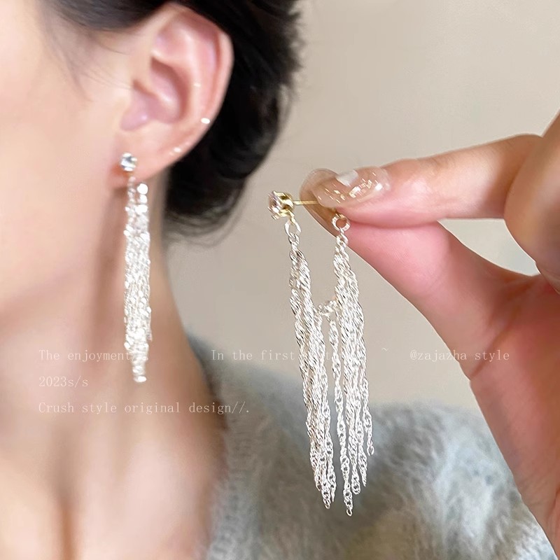 Retro waterfall tassel zircon stud earrings for women, a light luxury, fashionable and high-end look. Niche design, fashionable and elegant earrings full figure