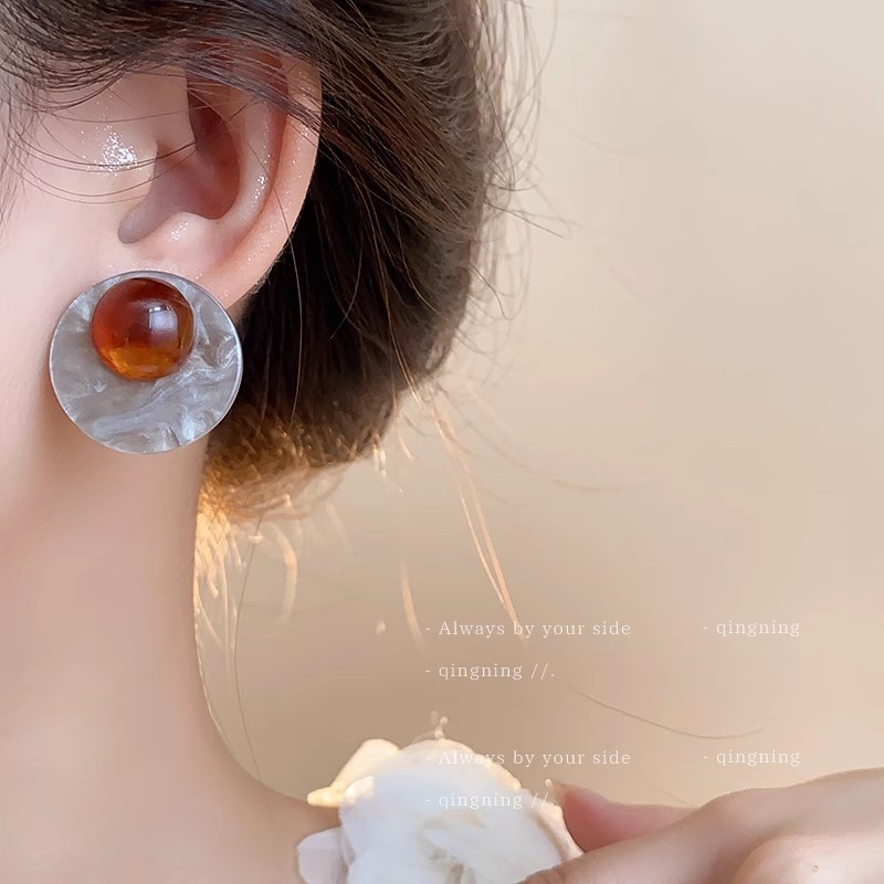 Hong Kong-style retro gray-brown round stud earrings for women, light luxury, fashionable and high-end look, niche design, simple earrings Specification drawing