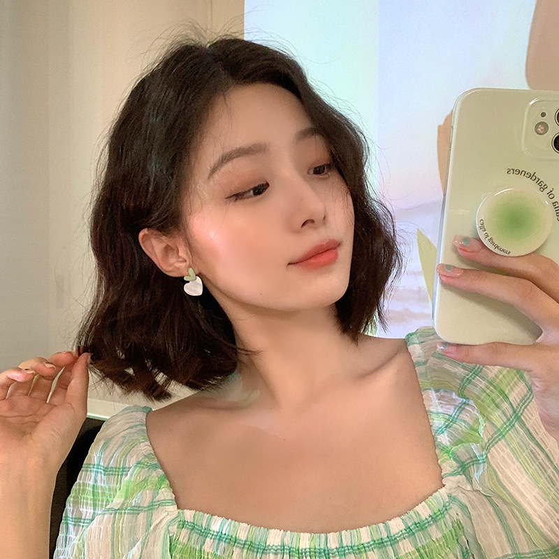 Fresh and cute acrylic heart-shaped earrings for women, with a unique and stylish design, unique and individualistic stud earrings, and sweet Korean girl earrings details Picture