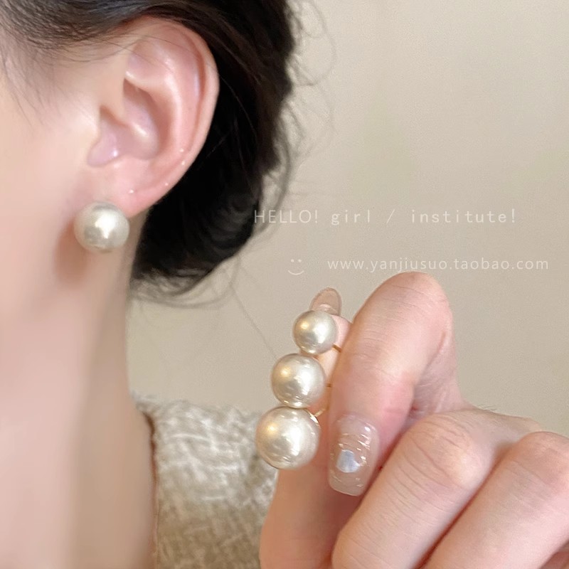 French retro champagne gold pearl stud earrings for women, light luxury, simple and fashionable, unique earrings, niche design, versatile earrings details Picture