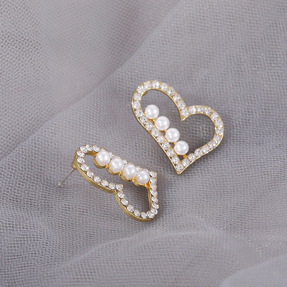 S925 Silver Needle, a popular online celebrity with a simple and elegant heart-shaped stud earrings and diamond-encrusted pearl earrings for women Application Scenario