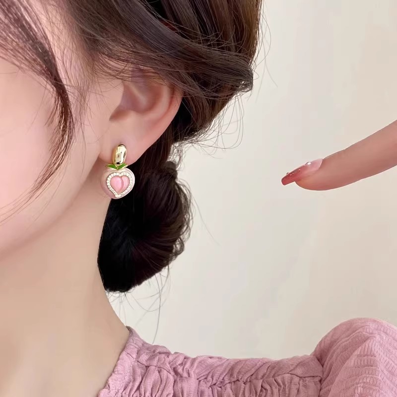 The pink earrings with diamond-encrusted peach earrings and heart-shaped stud earrings are the same style as Zhao Lusi's, exuding a gentle and luxurious, high-end vibe of a young girl Specification drawing