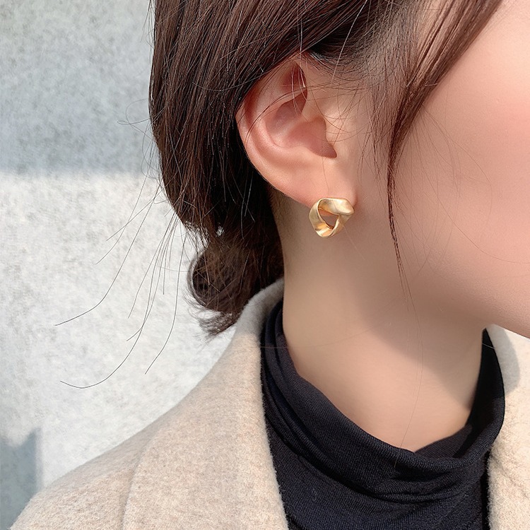 The golden ear studs from Dongdaemun, South Korea, are versatile and elegant for women. The 925 silver needle earrings are cool and stylish earrings details Picture