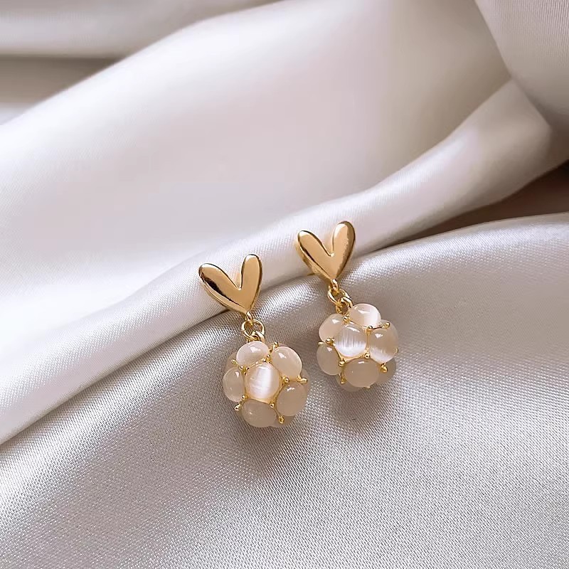 Heart-shaped cat's eye stone earrings for women, 2025 new style, light luxury and high-end feel, elegant earrings, suitable earrings for round faces details Picture