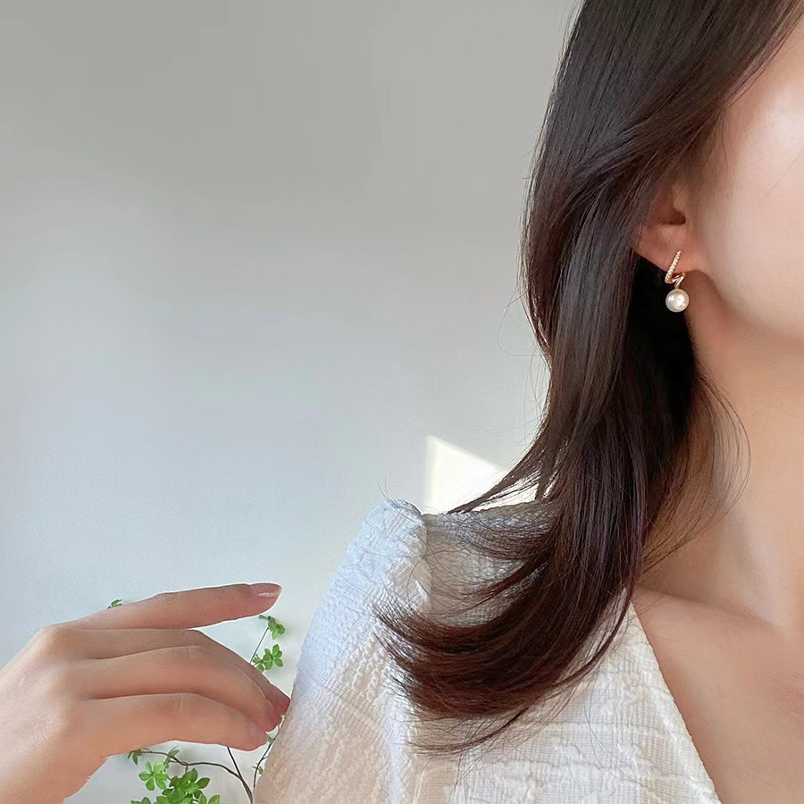S925 Silver Needle Japanese and Korean geometric line pearl earrings, a light luxury and niche design for women, super fairy-like and versatile stud earrings Application Scenario