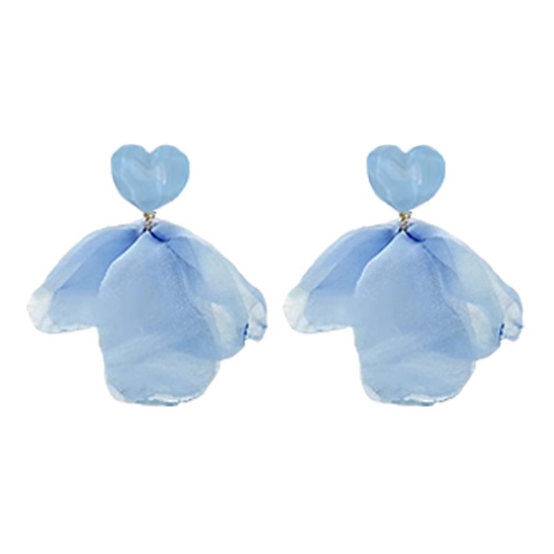 The dreamy pink heart-shaped flower earrings from the vacation island exude a pure and sensual atmosphere. The stud earrings are a niche design of earrings Item Picture