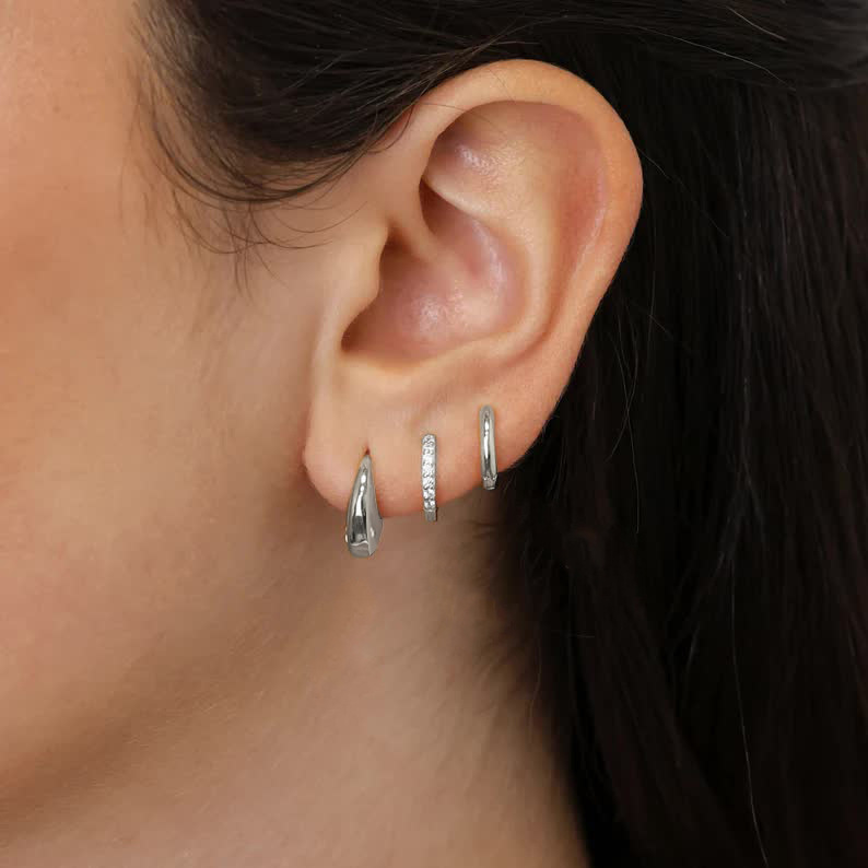 A 3-piece set of fashionable, simple and versatile Instagram-style, minimalist, diamond-shaped, and water-drop copper earrings full figure