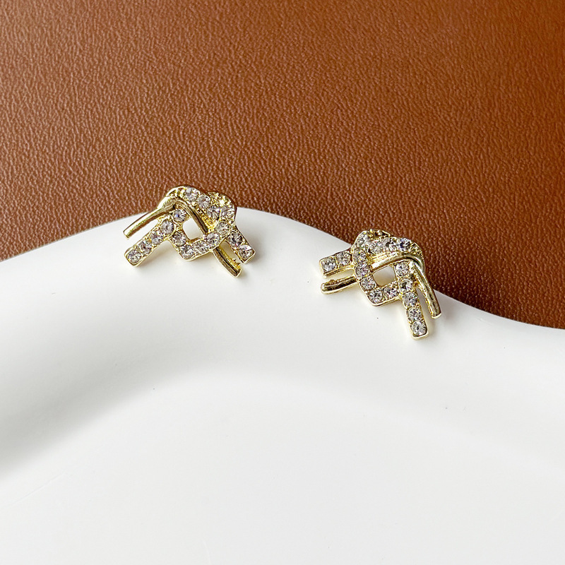 Korean simple and individual knotted heart-shaped earrings with diamonds, small, versatile and fashionable design stud earrings Specification drawing