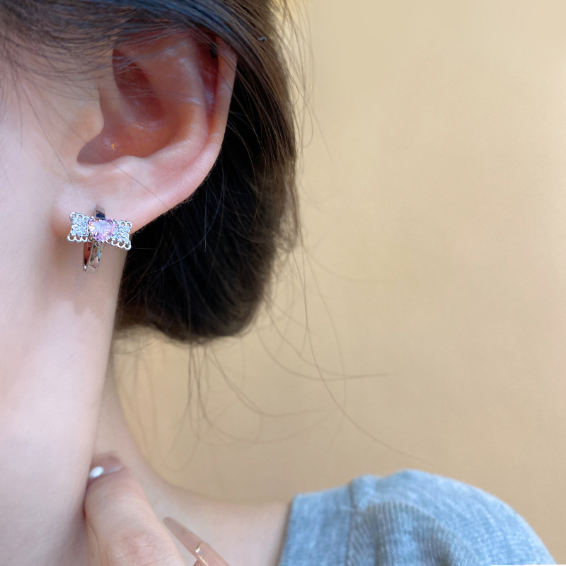Pink diamond-encrusted zircon ear earrings with a fashionable, light luxury and individual design are elegant, versatile and refined. They are perfect for women Application Scenario