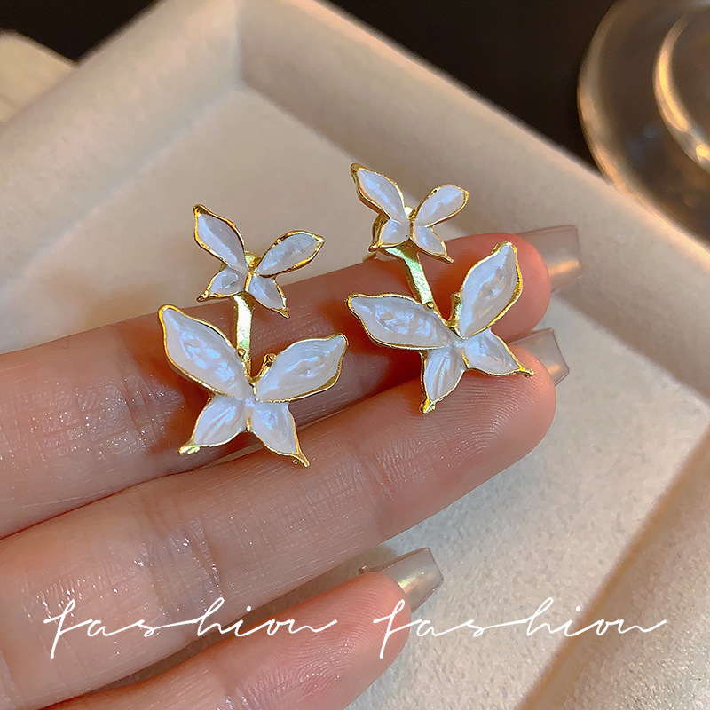 A pair of butterfly stud earrings with a unique design for women, exuding a sense of high-end luxury and being small and delicate. They are stylish and trendy details Picture