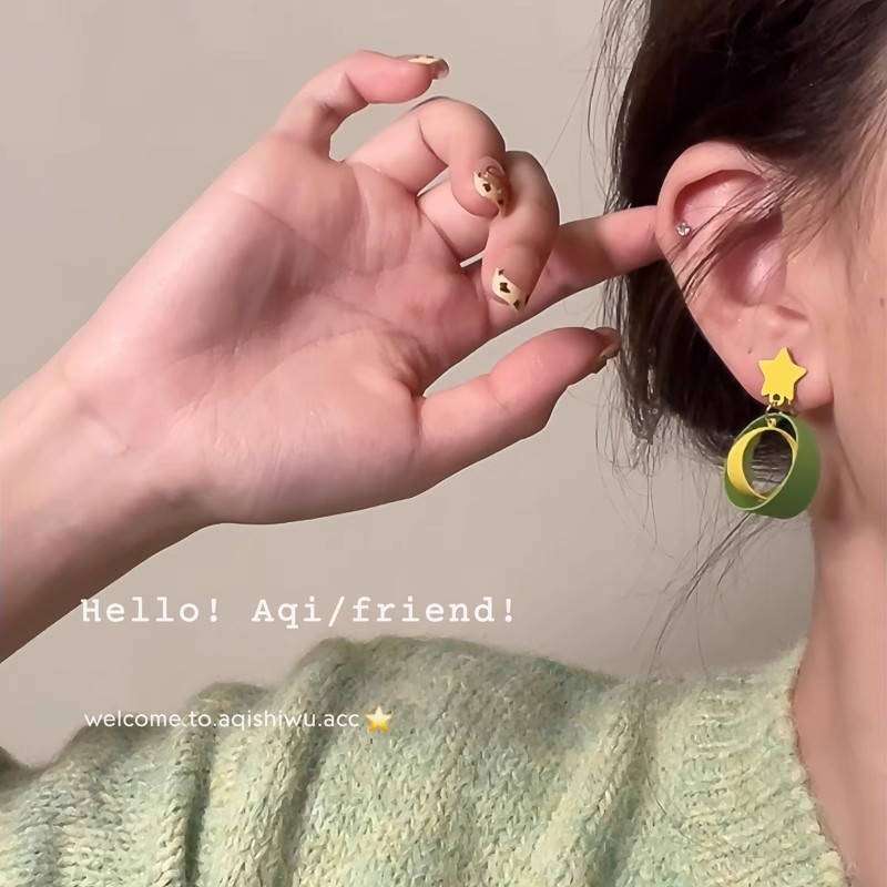 Contrasting color star circle asymmetrical earrings for women, fashionable and elegant, fresh and delicate stud earrings, vacation style, niche and elegant earrings full figure