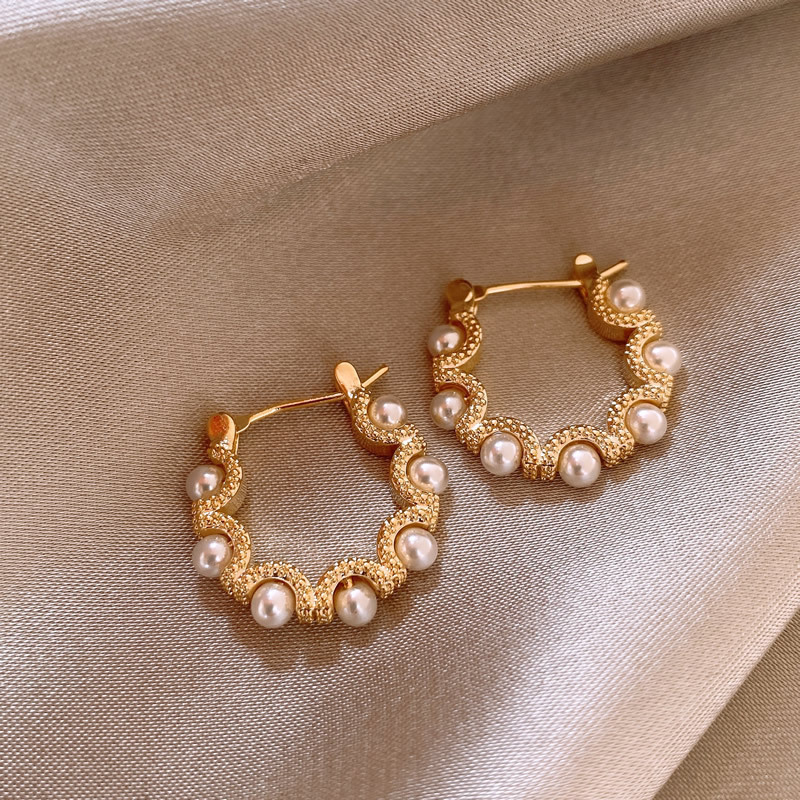 European and American unique pearl earrings, fashionable and elegant, retro large ear rings, high-end earrings, cold style geometric ear buckles Specification drawing