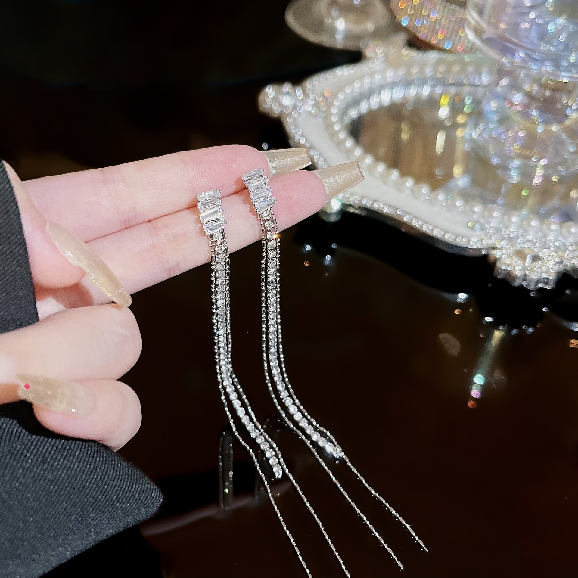 European and American individual style tassel earrings, light luxury and high-end sense, fashionable and simple earrings wholesale, niche design stud earrings for women Specification drawing