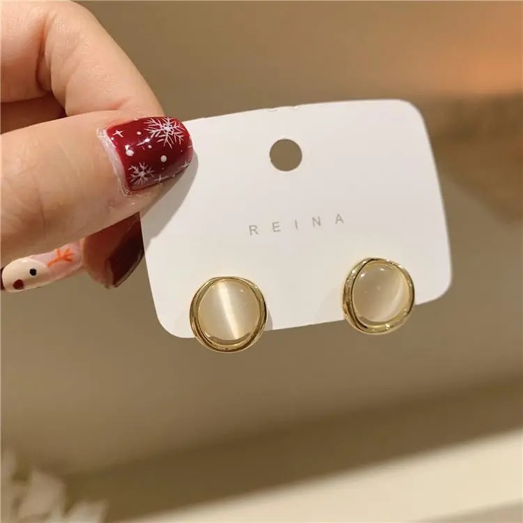 S925 Silver Needle Korean-style cat's eye stone cold style, simple and versatile, retro style stud earrings for women, wholesale from the manufacturer Application Scenario