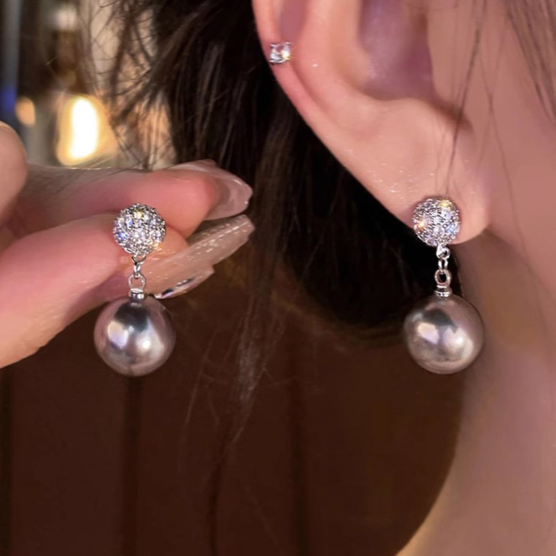 Micro-inlaid zircon pearl earrings, women's niche design sense, high-end light luxury stud earrings, 925 silver needle, fashionable and elegant earrings full figure