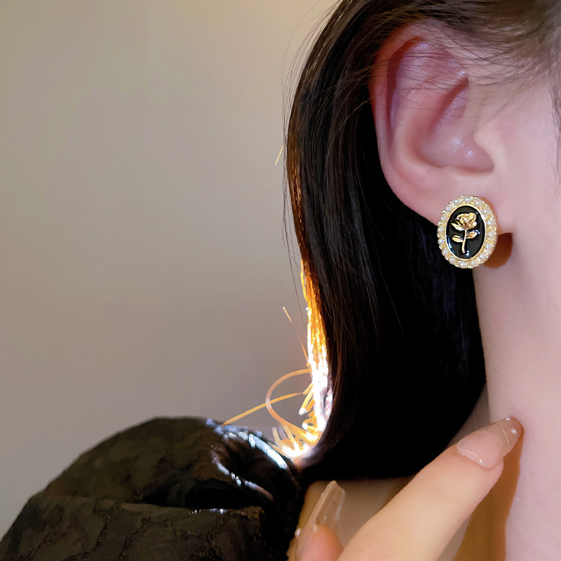 Pearl rose earrings 2025 New bestseller, niche design, high-end feel, cold style stud earrings, simple and light luxury details Picture