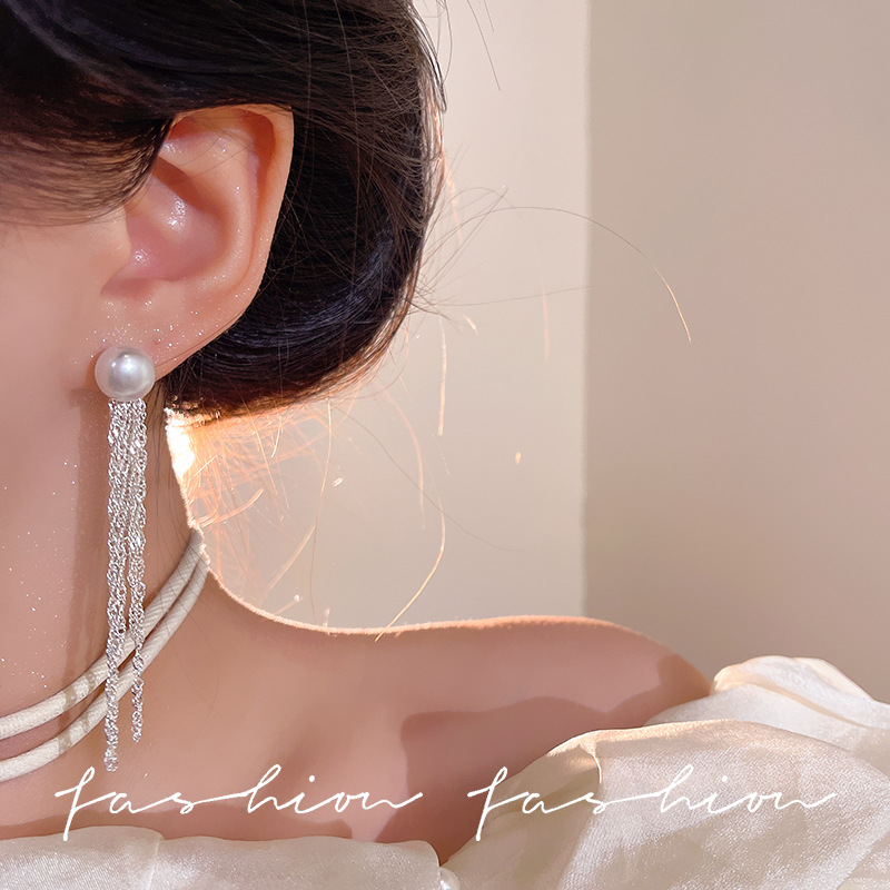 The best-selling pearl tassel earrings on Douyin feature a niche design, a light luxury and individual style. They are long and exude a sense of high-end elegance Application Scenario