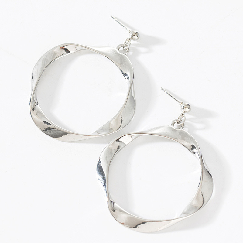 The new irregular earrings and earrings from South Korea are unique, simple and versatile. The earrings and exaggerated stud earrings from Europe and America are perfect for women Application Scenario