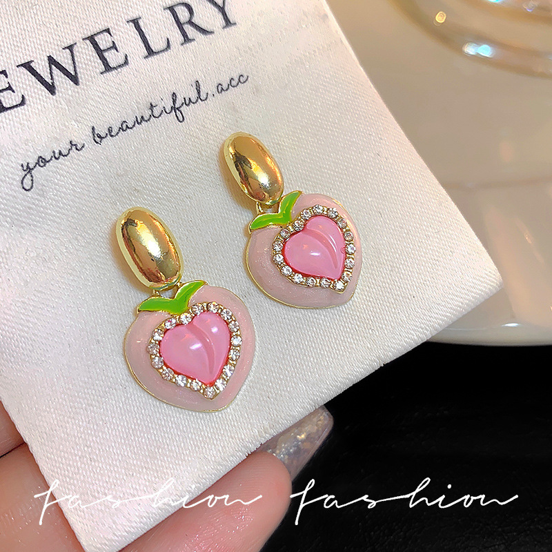 Super ethereal and gentle pink peach-shaped heart-shaped earrings, light luxury and high-end style earrings, unique and versatile earrings for women full figure