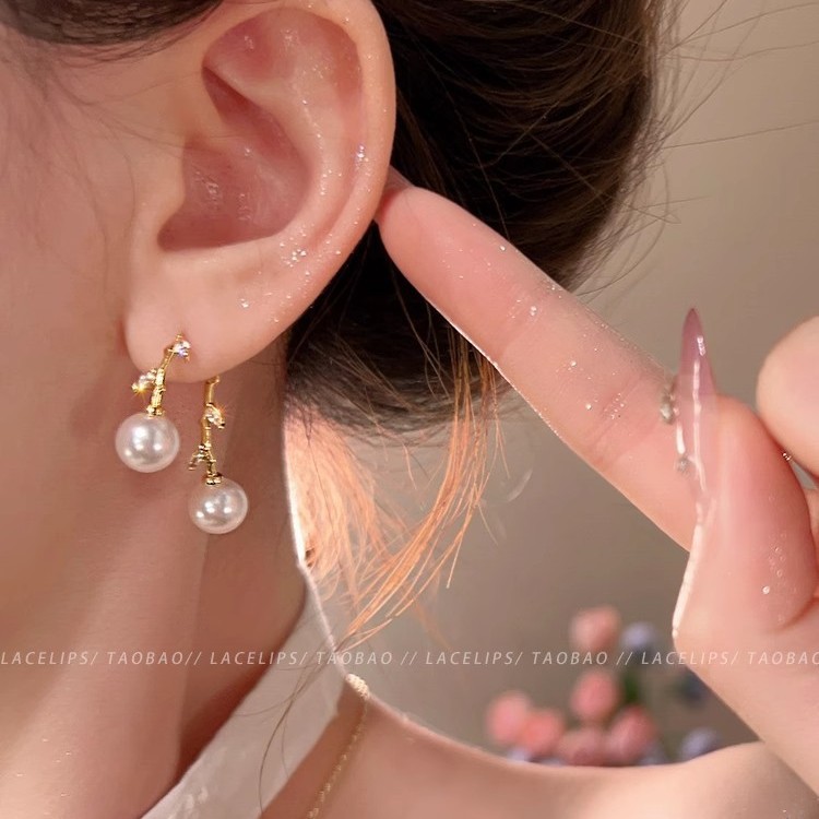 A pair of zircon leaf pearl stud earrings for women in 2025, featuring a light luxury and high-end look, is a niche design of earrings Application Scenario