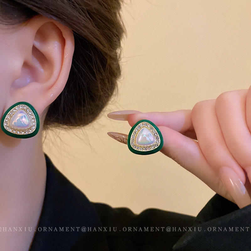 Silver needle diamond-encrusted triangular earrings with a high-end feel, retro pearl geometric stud earrings, and a niche, light luxury style. Wholesale of earrings full figure