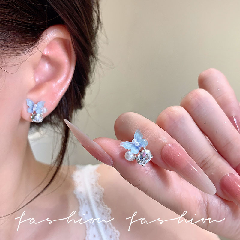 Blue butterfly pearl stud earrings are a light luxury, niche, high-end, exquisite, fashionable and elegant earring accessory for women, a fresh and delicate look full figure
