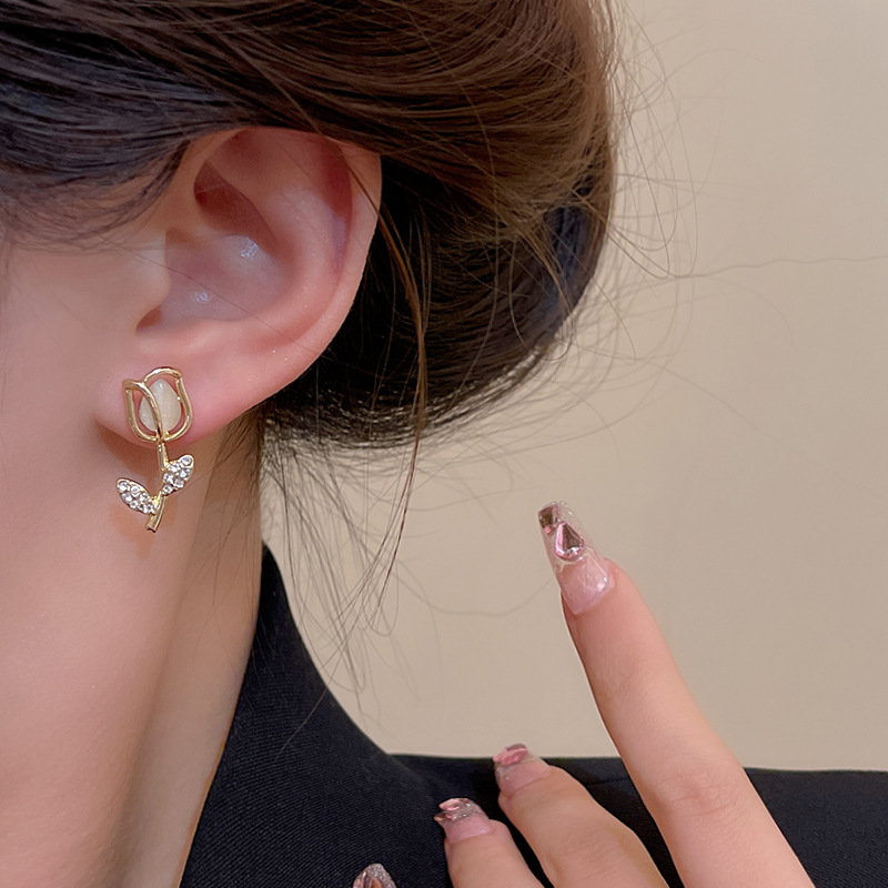 The tulip cat's eye stone ear studs from Dongdaemun, South Korea, are a niche design for women. They are popular online and exude an ethereal charm. They are high-end earrings Application Scenario
