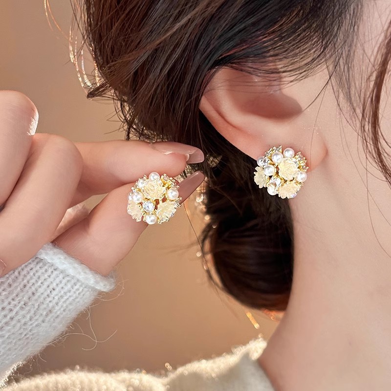 Silver needle micro-inlaid pearl camellia stud earrings for women, high-end, light luxury, versatile earrings, exquisite, unique and stunning earrings full figure