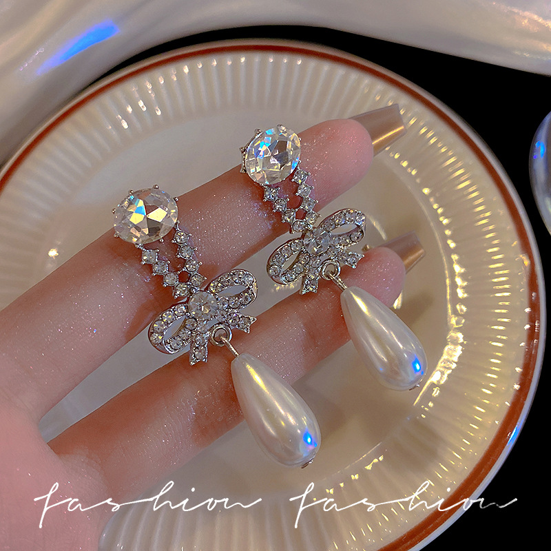 S925 Silver Needle Korean diamond-encrusted bow pearl Hundred-tower earrings, a fashionable, light luxury, individual and simple earpiece trend for women Specification drawing