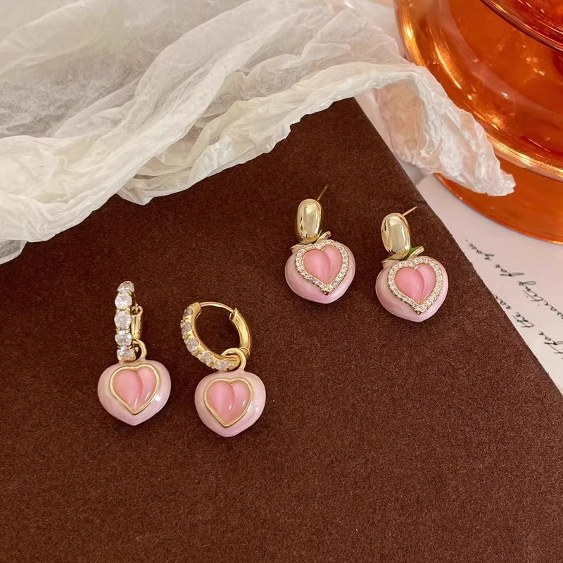 The pink earrings with diamond-encrusted peach earrings and heart-shaped stud earrings are the same style as Zhao Lusi's, exuding a gentle and luxurious, high-end vibe of a young girl Application Scenario