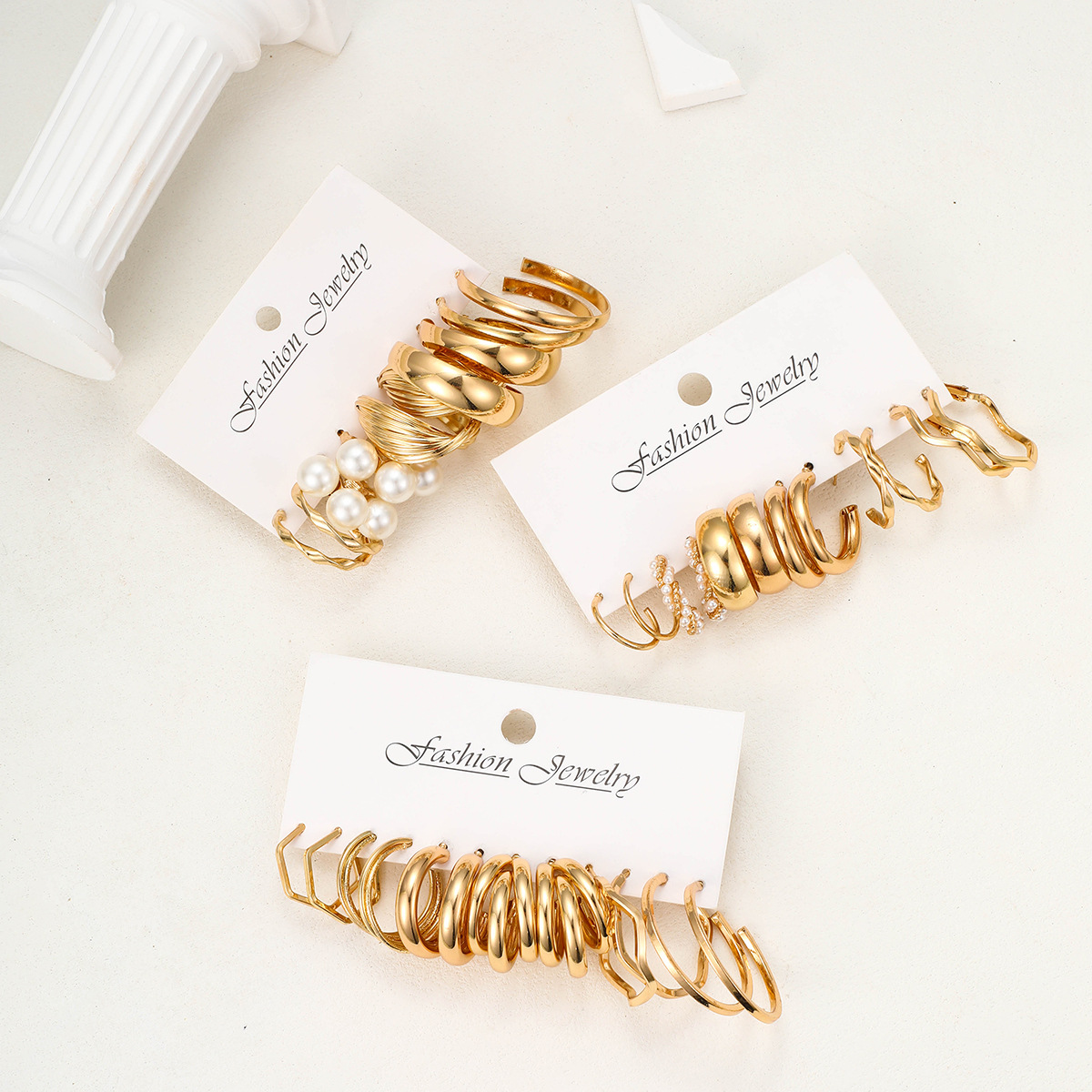 A new set of square geometric retro imitation pearl earrings from Europe and America, featuring creative and personalized metal ear rings Specification drawing