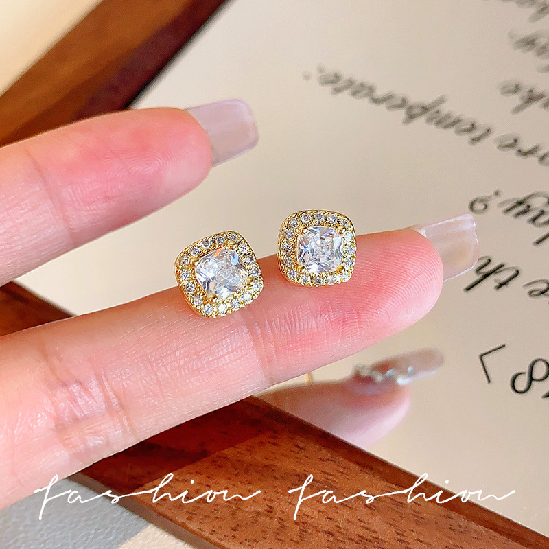 Super shiny and exquisite square zircon stud earrings for women, a light luxury, niche and high-end look. Versatile and elegant, the same style of earrings as Internet celebrities full figure
