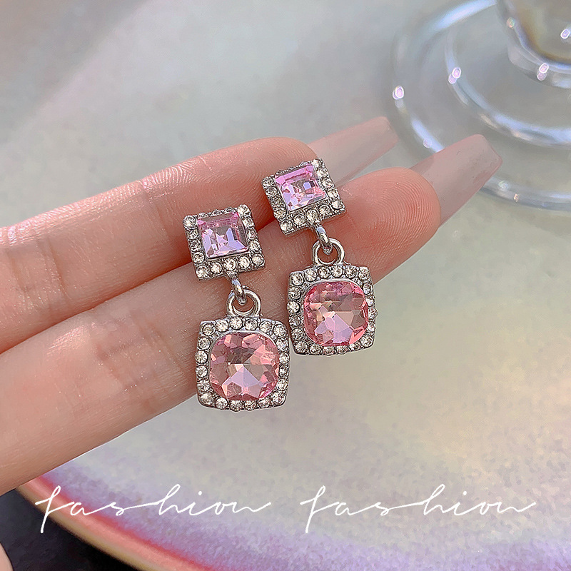Super shiny pink sugar stud earrings for women, a niche French romantic and light luxury commuter earring, a trendy and personalized high-end look full figure